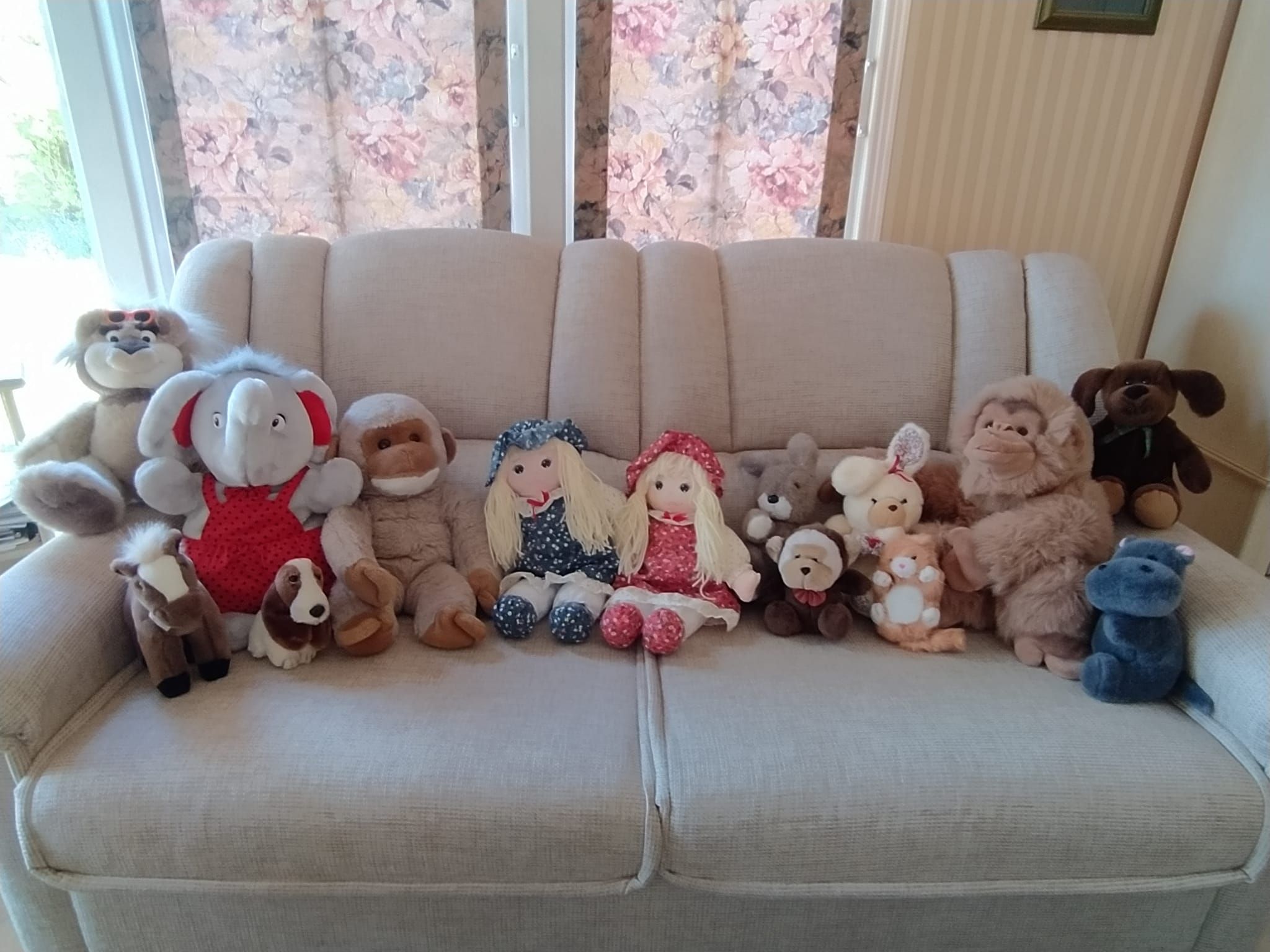 Kuscheltiere auf der Couch